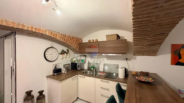 Cuisine; électroménager, poutres en bois, lumière naturelle