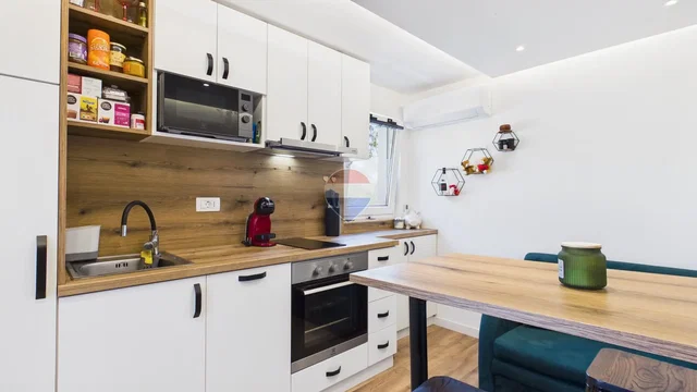 Cocina; electrodomésticos, suelo de madera, luz natural, estilo moderno