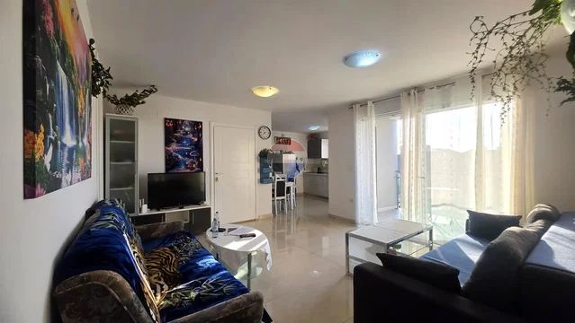 Salón; luz natural, suelo de baldosas, estilo moderno