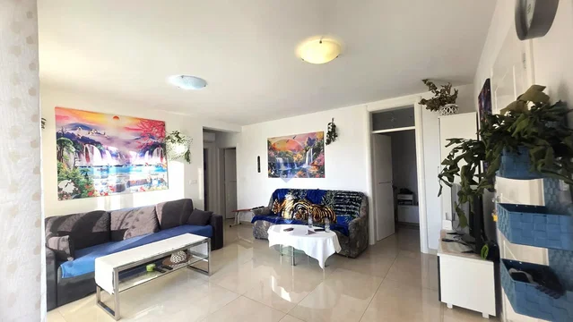 Salón; suelo de baldosas, luz natural