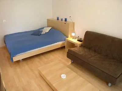 Schlafzimmer; holzboden, tageslicht