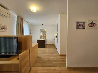 Wohnzimmer; holzboden, tageslicht