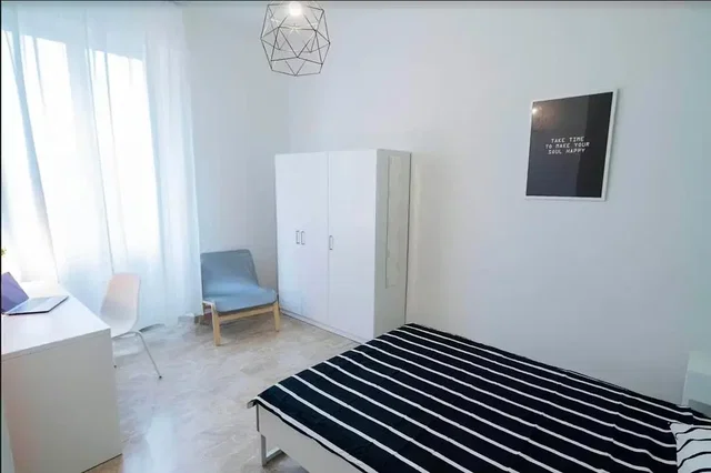 Spavaća soba; prirodno svjetlo, drveni pod