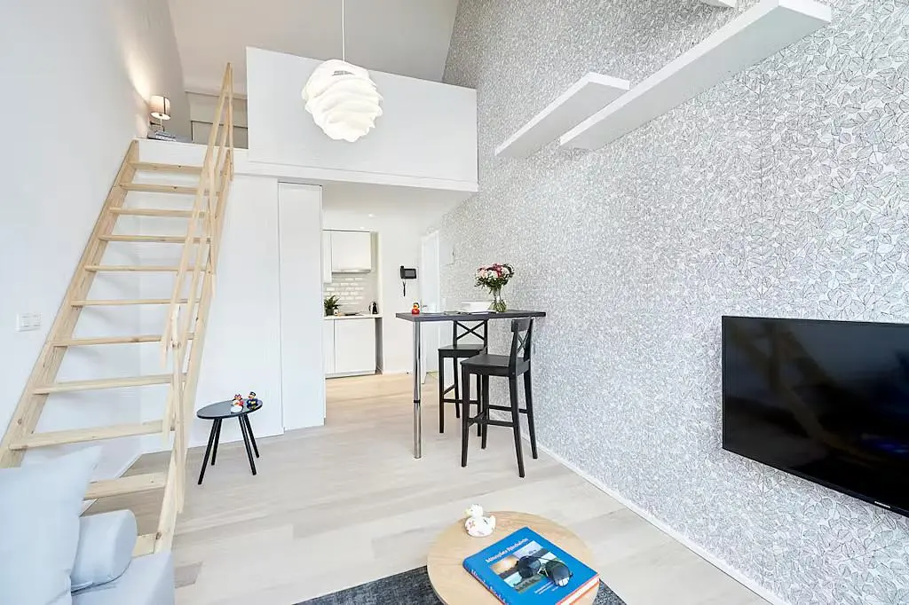 Soggiorno; luce naturale, stile moderno, pavimento in legno