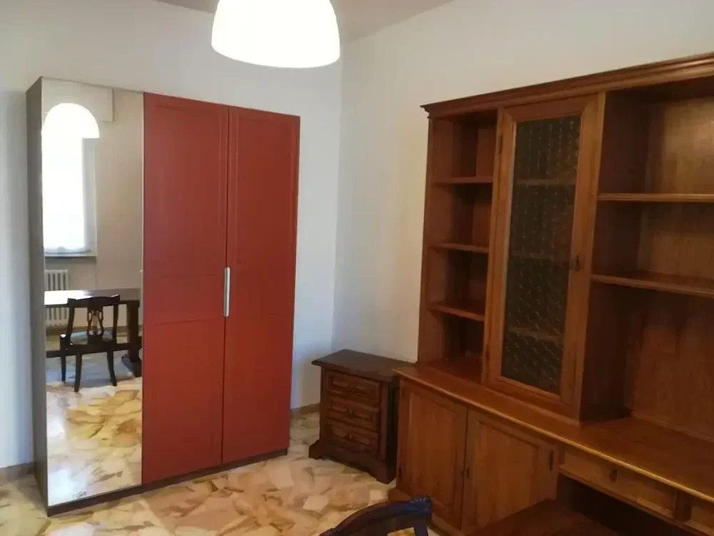 Spavaća soba; drveni pod, drvene grede, pločice, renoviran, prirodno svjetlo