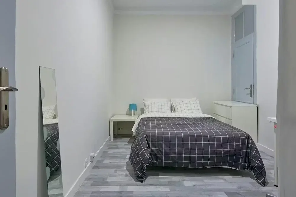 Schlafzimmer; fliesenboden, tageslicht