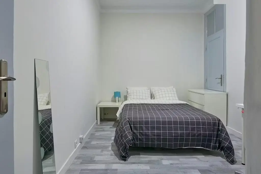Schlafzimmer; fliesenboden, tageslicht