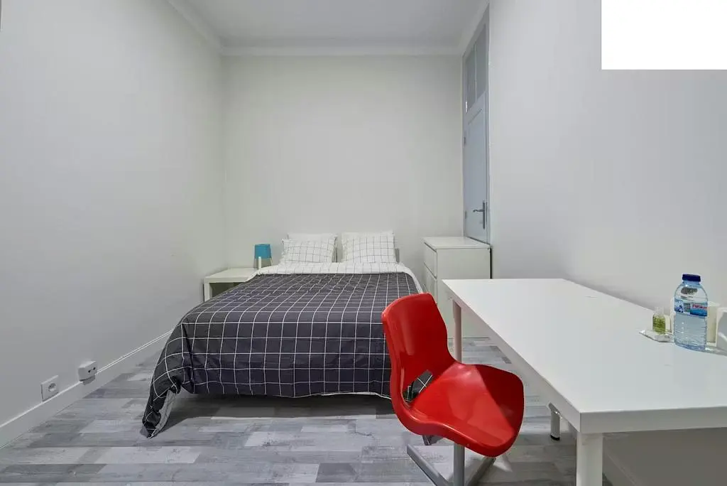 Schlafzimmer; fliesenboden, tageslicht