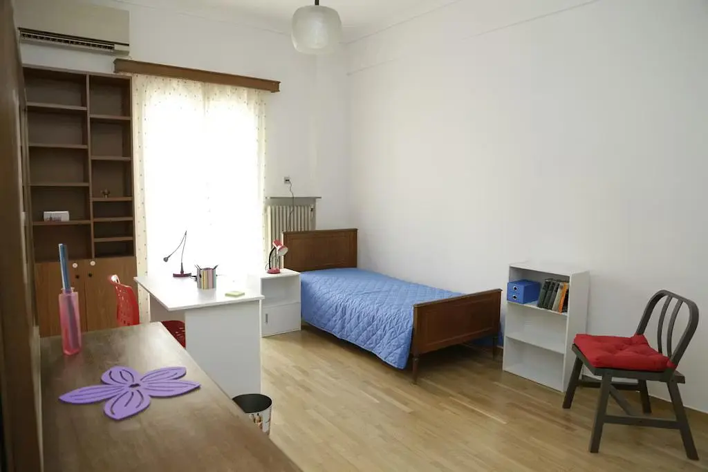 Spálňa; drevená podlaha, prirodzené svetlo