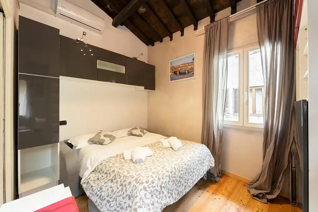 Schlafzimmer; holzboden, tageslicht