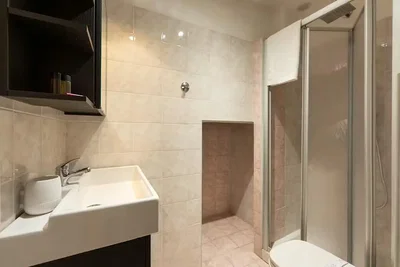 Badezimmer; fliesenboden, tageslicht