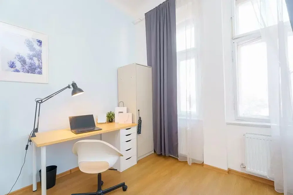 Chambre d'enfant; lumière naturelle, parquet