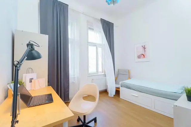 Yatak odası; doğal ışık, ahşap zemin