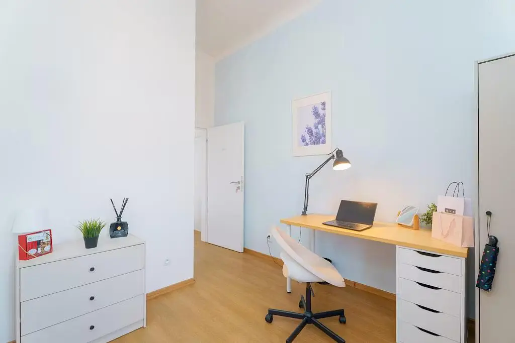 Chambre d'enfant; parquet, lumière naturelle, style moderne
