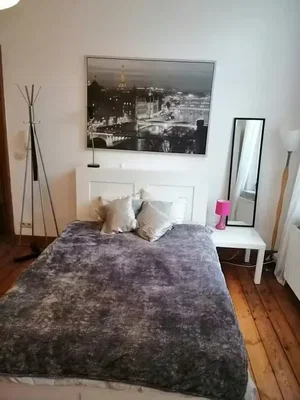 Schlafzimmer; holzboden, tageslicht