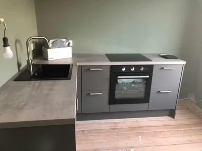 Cuisine; électroménager, parquet, rénové, lumière naturelle