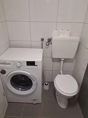 Toilette; fliesenboden, renovierungsbedürftig
