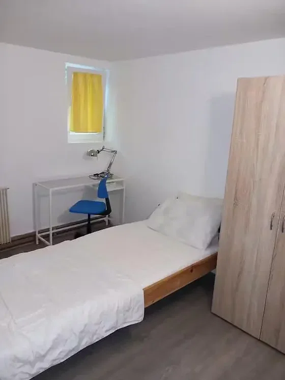 Schlafzimmer; holzboden, tageslicht