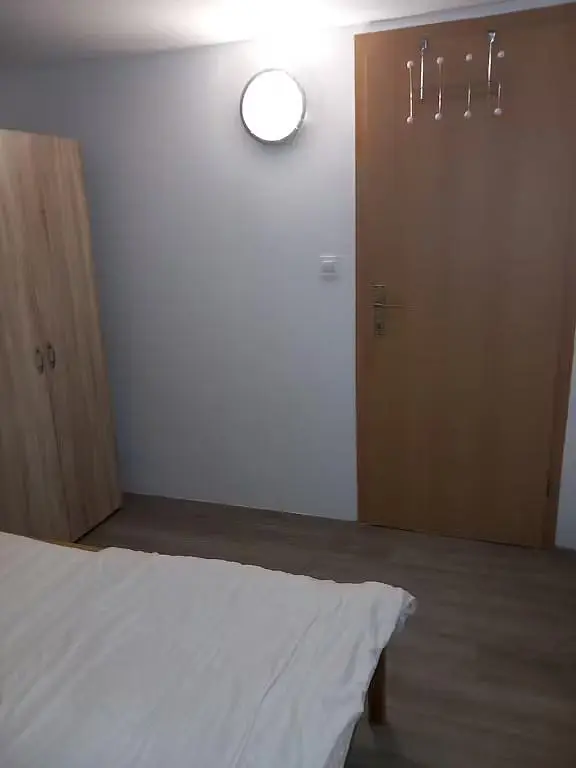 Schlafzimmer; holzboden, tageslicht