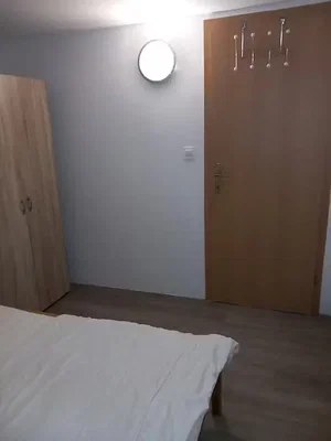 Schlafzimmer; holzboden, tageslicht