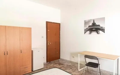 Camera da letto; pavimento in legno, pavimento in piastrelle, luce naturale