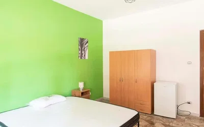 Camera da letto; luce naturale, pavimento in piastrelle