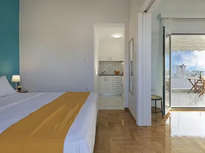 Camera da letto; luce naturale, pavimento in legno