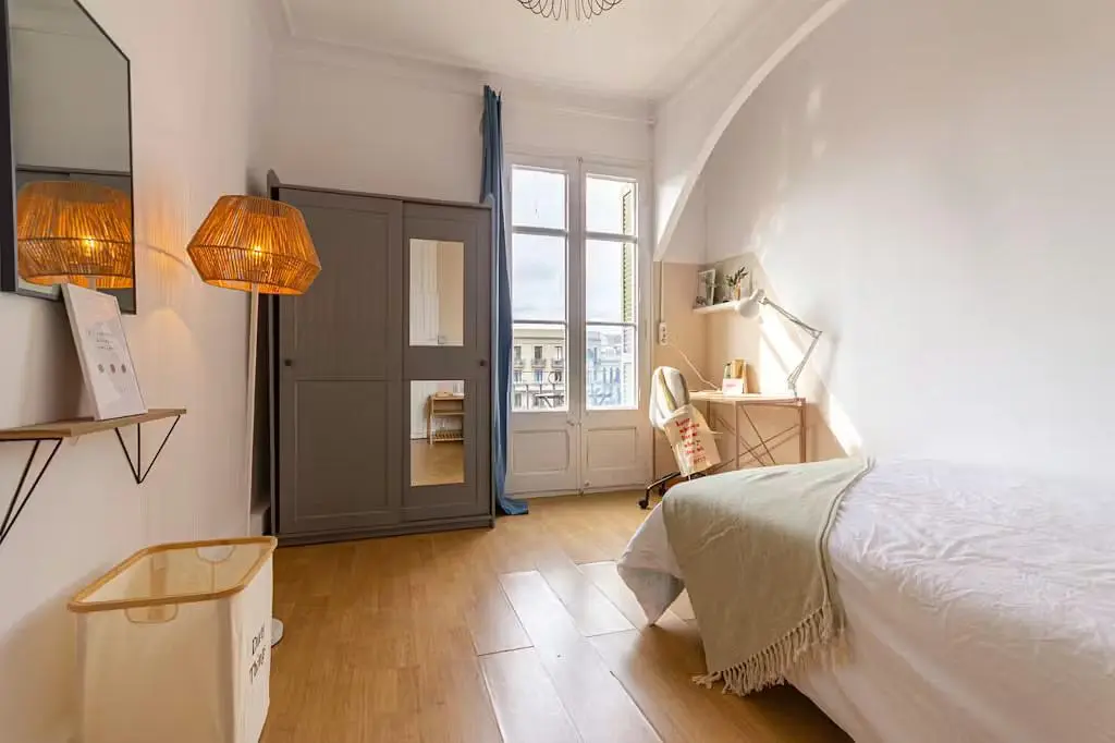 Camera da letto; luce naturale, pavimento in legno