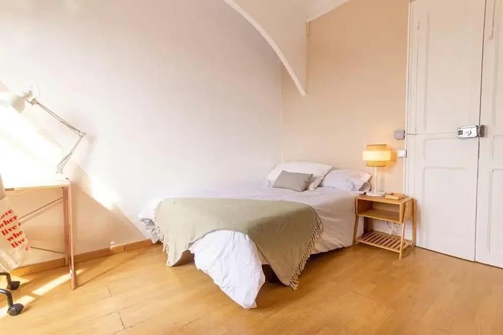 Camera da letto; luce naturale, pavimento in legno