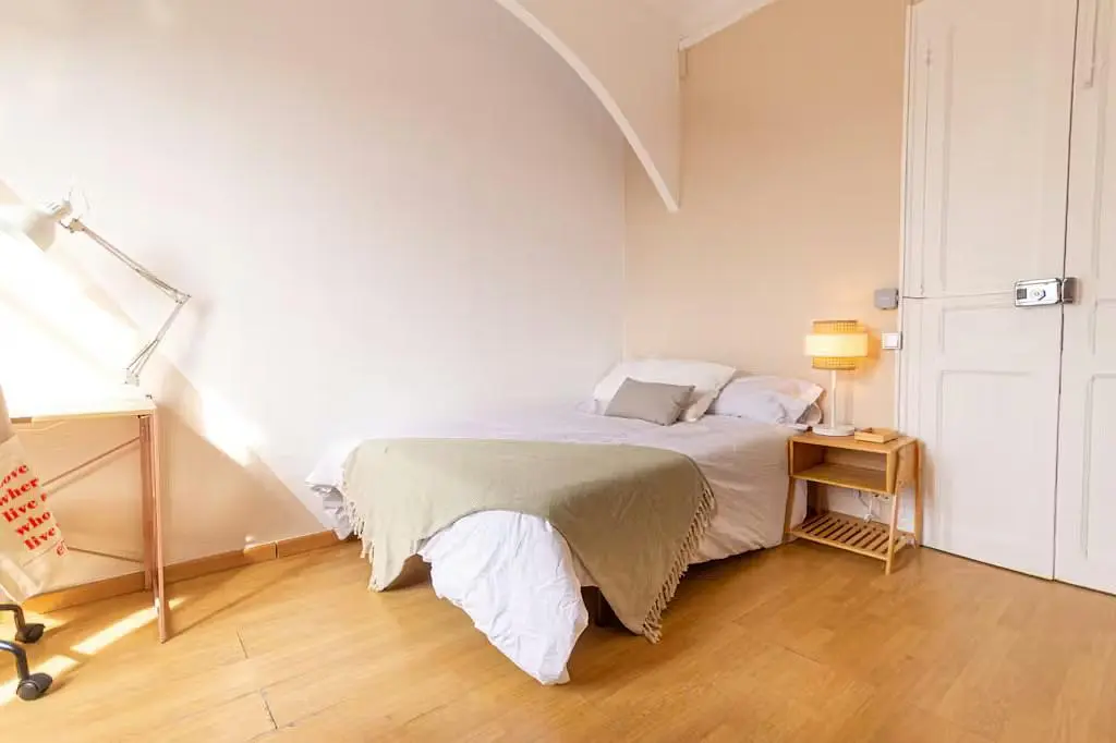 Camera da letto; luce naturale, pavimento in legno