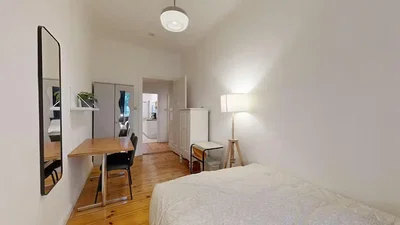 Camera da letto; pavimento in legno, luce naturale