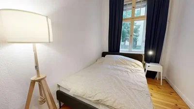 Camera da letto; pavimento in legno, luce naturale