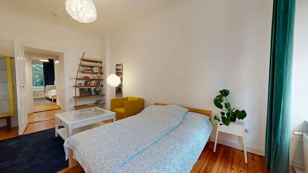 Camera da letto; luce naturale, pavimento in legno