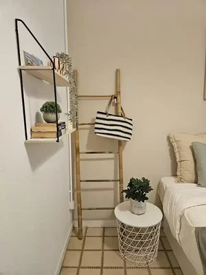 Schlafzimmer; holzboden, tageslicht, moderner stil