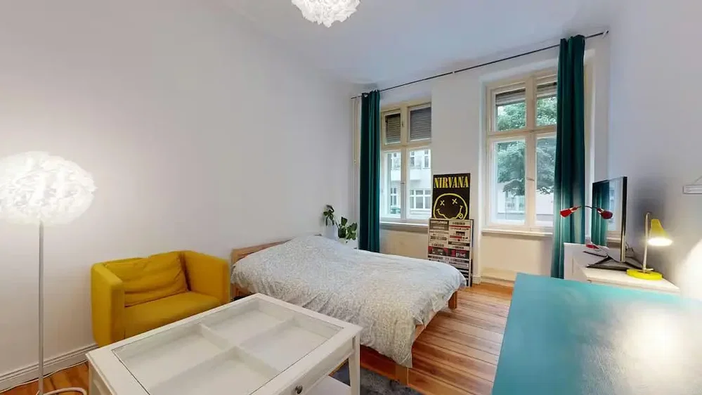 Camera da letto; pavimento in legno, luce naturale, stile moderno