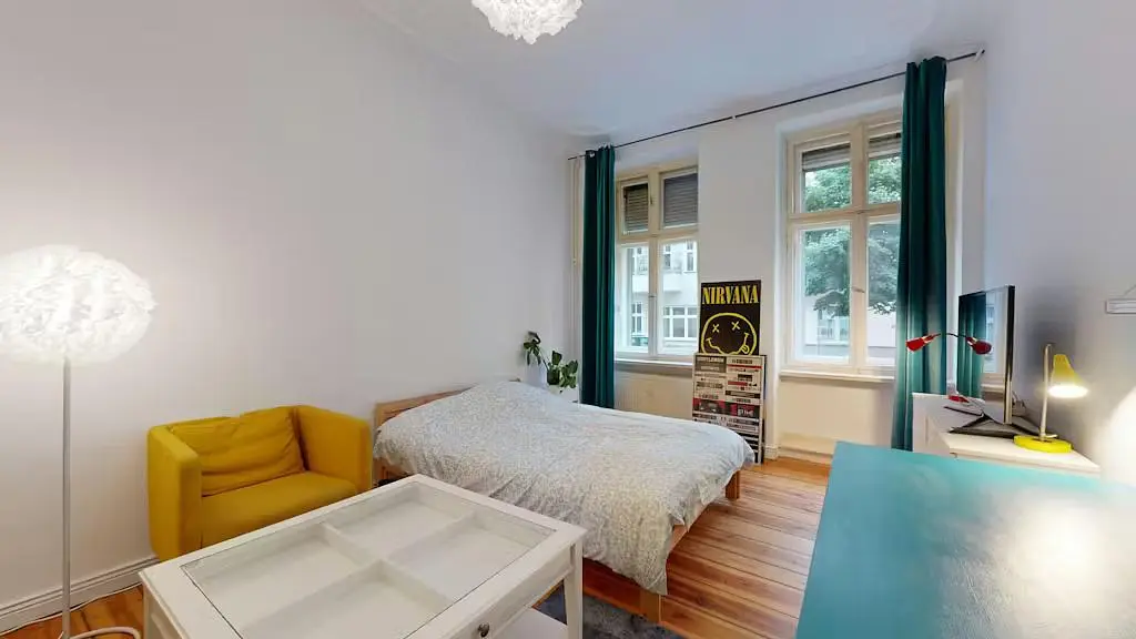 Camera da letto; pavimento in legno, luce naturale, stile moderno