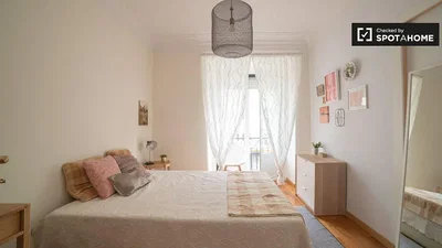 Schlafzimmer; tageslicht, holzboden