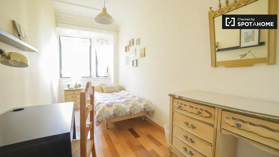 Schlafzimmer; holzboden, tageslicht, rustikaler stil