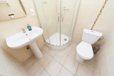 Toilette; pavimento in piastrelle, luce naturale