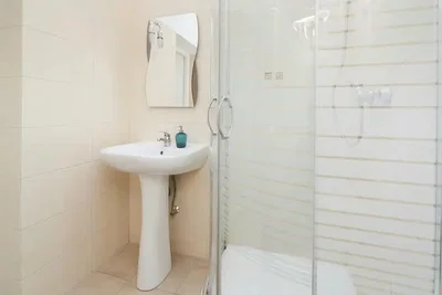 Toilette; pavimento in piastrelle, luce naturale