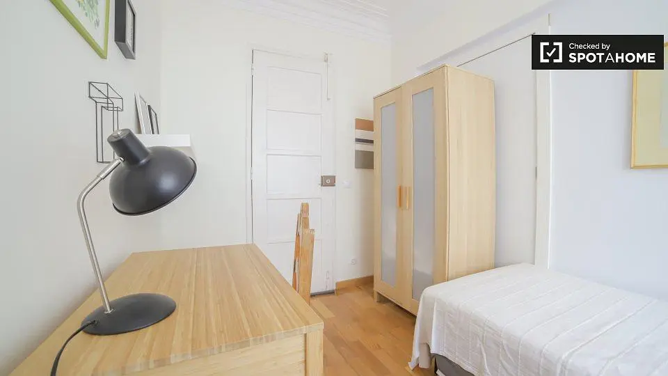 Schlafzimmer; tageslicht, holzboden