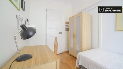 Schlafzimmer; tageslicht, holzboden