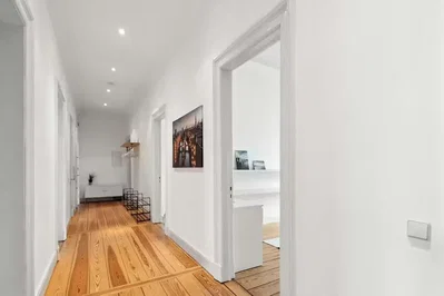Soggiorno; pavimento in legno, luce naturale
