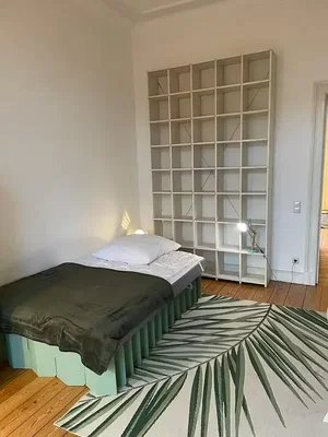 Camera da letto; pavimento in legno, luce naturale