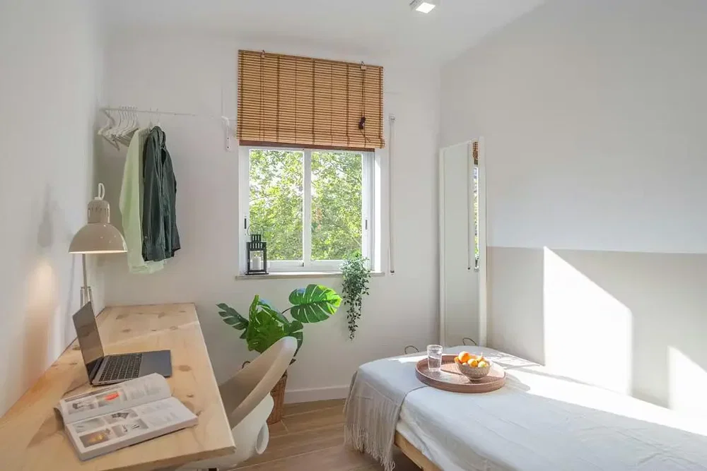 Schlafzimmer; tageslicht, holzboden