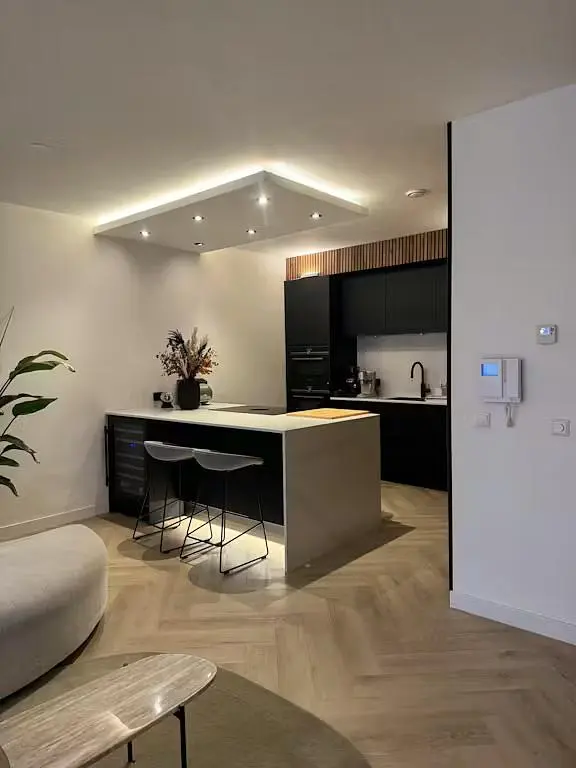 Cuisine; électroménager, parquet, lumière naturelle, style moderne
