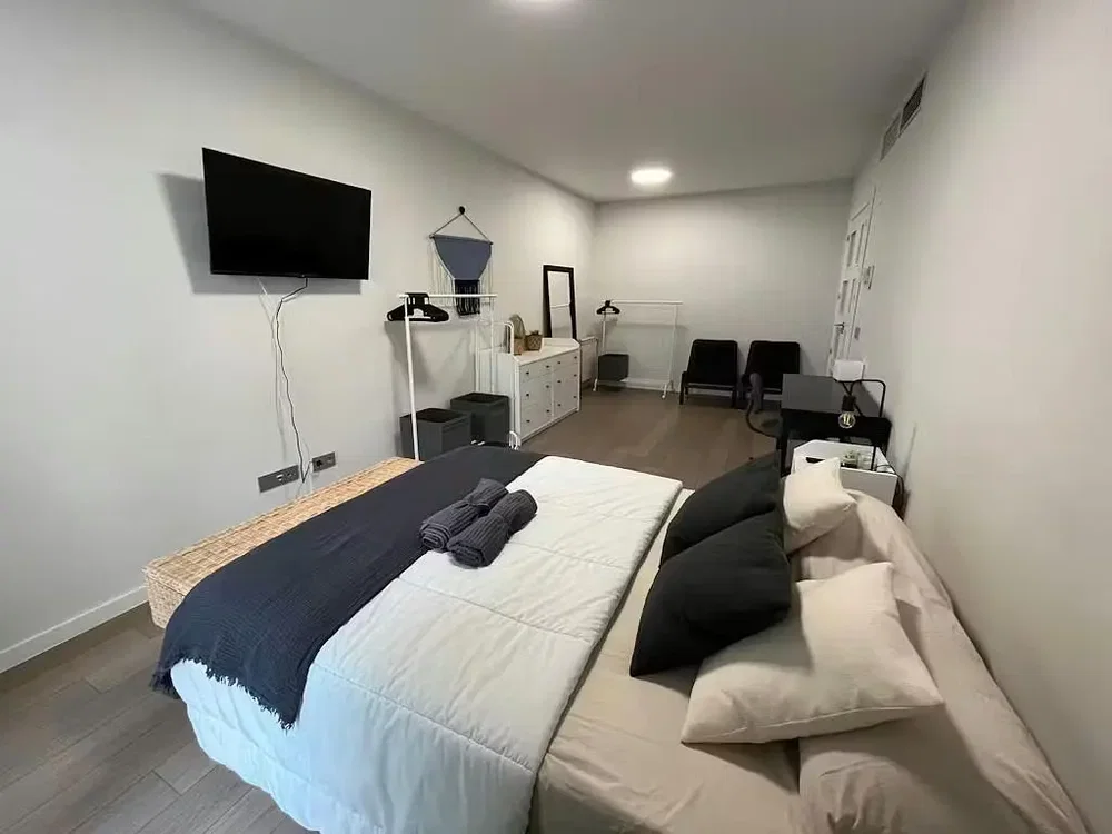 Camera da letto; luce naturale, pavimento in piastrelle