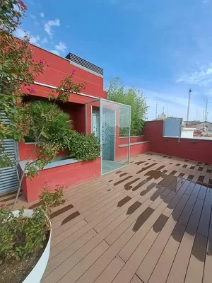 Terrazza; vista, luce naturale, pavimento in legno
