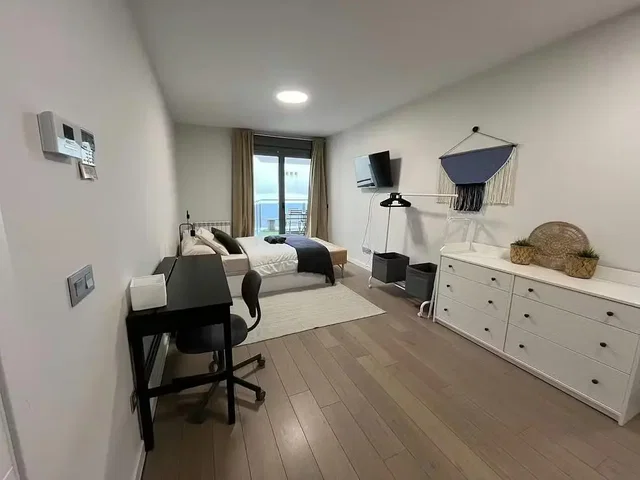 Dormitorio; suelo de madera, luz natural