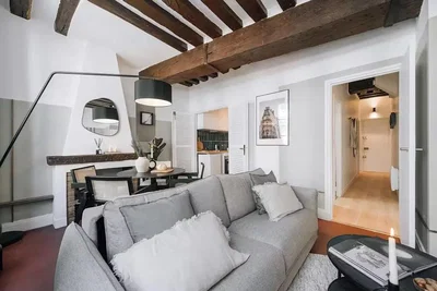 Wohnzimmer; holzbalken, tageslicht, moderner stil